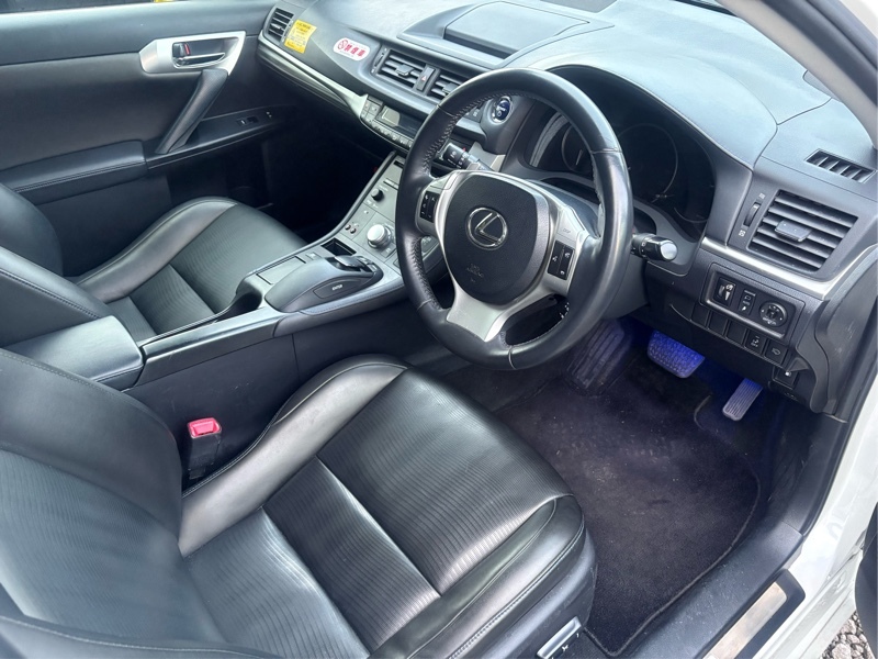 レクサス CT CT200h“クリエイティブ テキスタイル インテリア”(1.8)