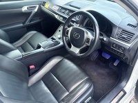 レクサス CT CT200h“クリエイティブ テキスタイル インテリア”(1.8)