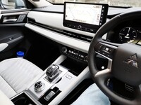 三菱 アウトランダーPHEV P_5人乗り_4WD(2.4)