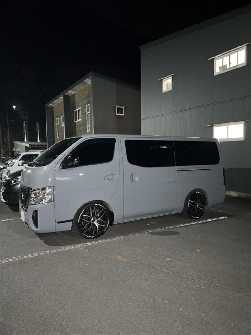 日産 キャラバン バン グランドプレミアムGX ロングボディ 低床_5人乗り_5ドア(M-ATx_2.0_ガソリン)