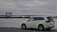 三菱 アウトランダーPHEV G_4WD(2.4)