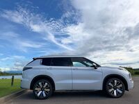 三菱 アウトランダーPHEV P エグゼクティブパッケージ_5人乗り_4WD(2.4)