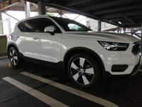 ボルボ XC40 B4 モメンタム _RHD(AT_2.0)