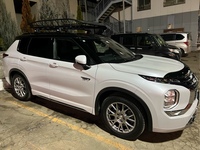 三菱 アウトランダーPHEV P_7人乗り_4WD(2.4)
