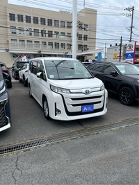 トヨタ ノア ハイブリッド Z_7人乗り(CVT_1.8_ハイブリッド)
