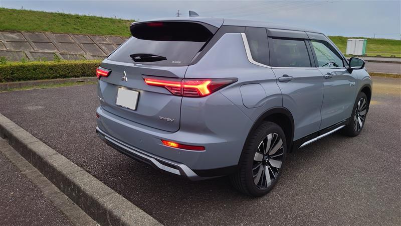 三菱 アウトランダーPHEV G_5人乗り_4WD(2.4)