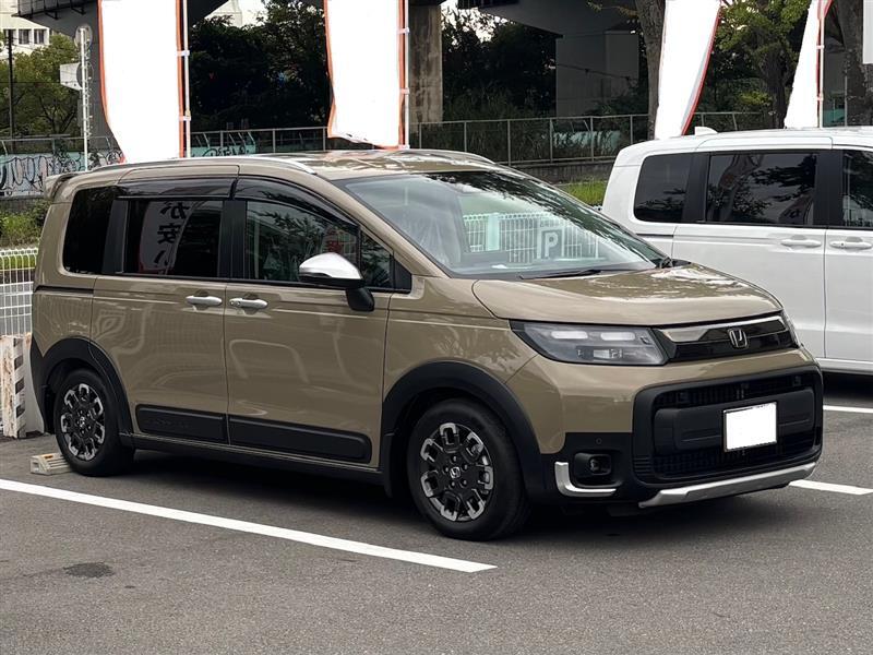 ホンダ フリード e:HEV クロスター_6人乗り(CVT_1.5)