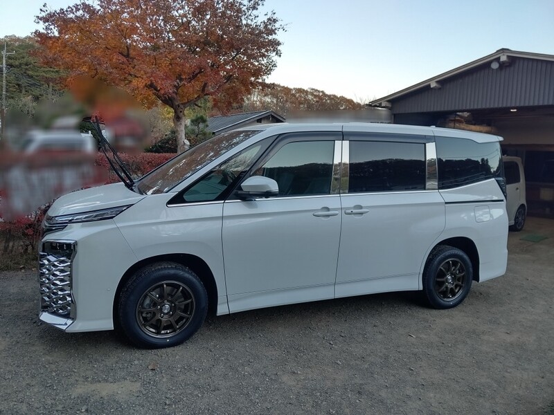 トヨタ ヴォクシー ハイブリッド S-Z_7人乗り_E-Four(CVT_1.8_ハイブリッド)