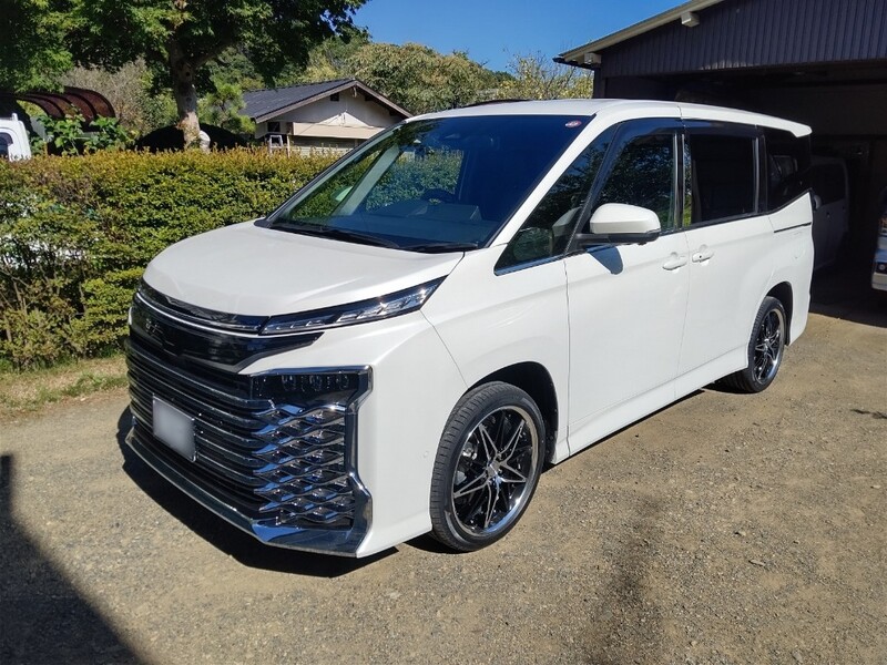 トヨタ ヴォクシー ハイブリッド S-Z_7人乗り_E-Four(CVT_1.8_ハイブリッド)