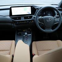 レクサス UXハイブリッド 300h“バージョンL”_E-Four(CVT_2.0)