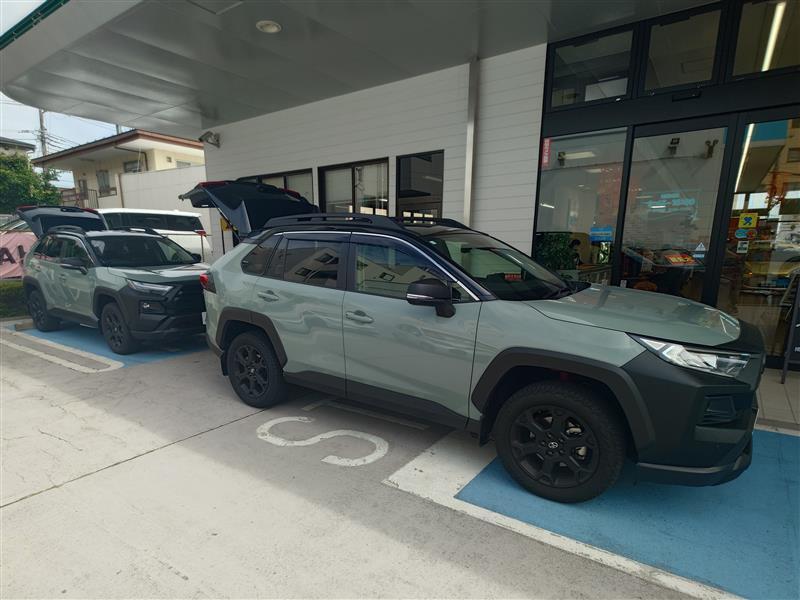 トヨタ RAV4ハイブリッド アドベンチャー“オフロードパッケージ II”_E-Four(CVT_2.5_ハイブリッド)