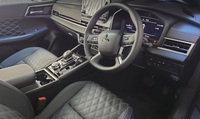 三菱 アウトランダーPHEV ブラックエディション_5人乗り_4WD(2.4)