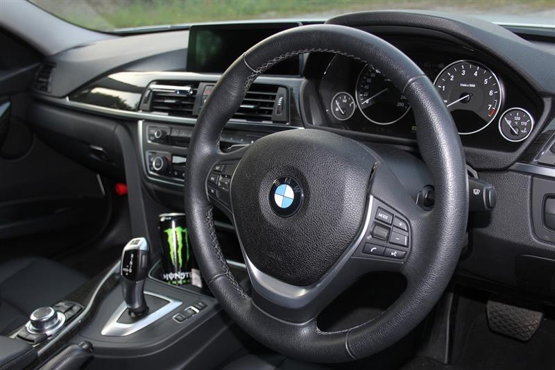 BMW 3シリーズ セダン 328i ラグジュアリー スマート・クルーズ_RHD(AT_2.0)