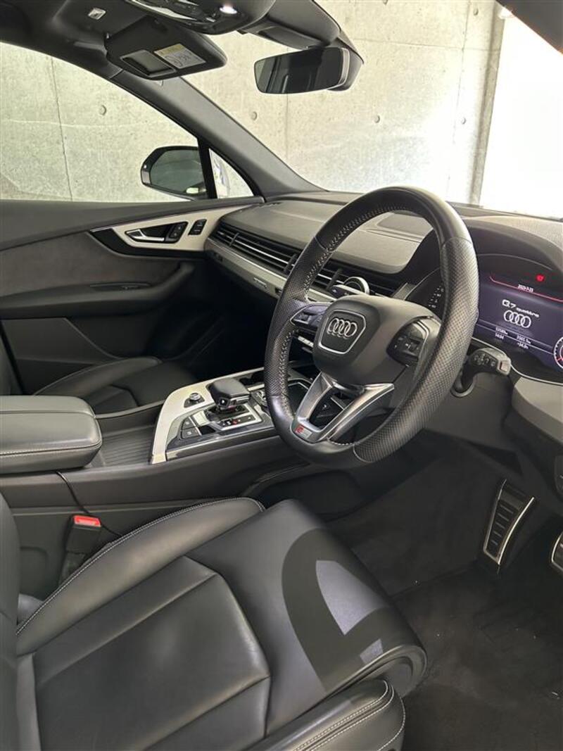 アウディ Q7 2.0 TFSI クワトロ_アダプティブエアサスペンション仕様_RHD_4WD(AT_2.0)