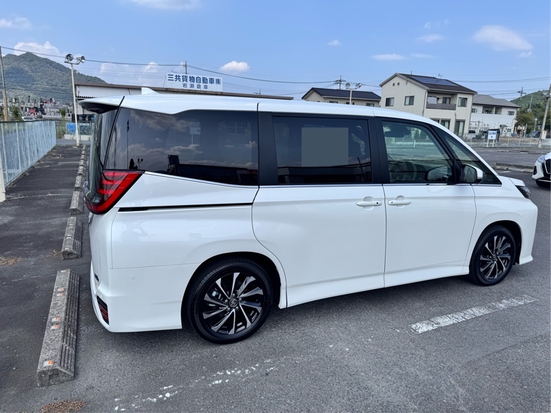 トヨタ ノア ハイブリッド G_7人乗り_E-Four(CVT_1.8_ハイブリッド)