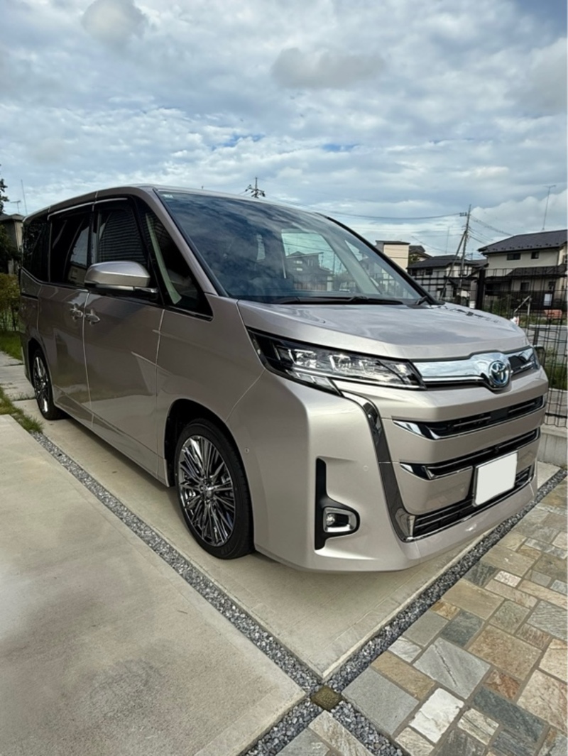 トヨタ ノア ハイブリッド Z_7人乗り(CVT_1.8_ハイブリッド)