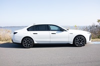 BMW i7 M70 xドライブ_RHD_4WD