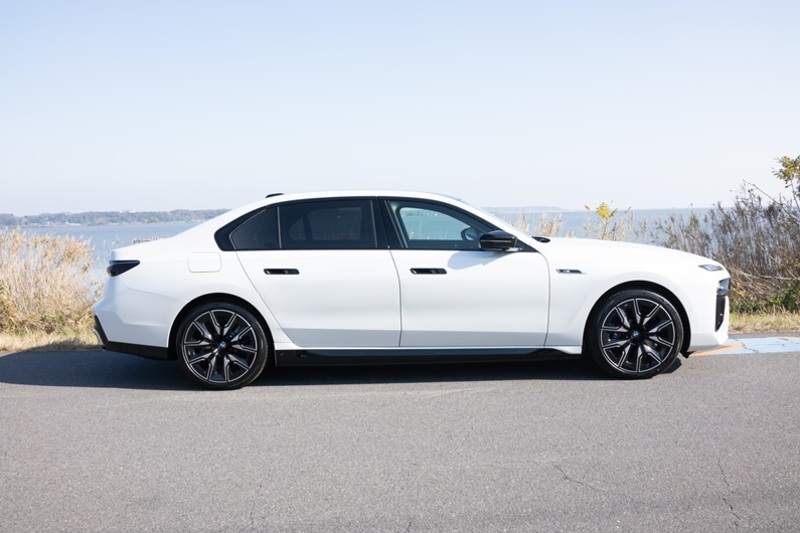 BMW i7 M70 xドライブ_RHD_4WD