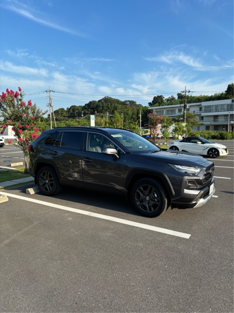 トヨタ RAV4ハイブリッド アドベンチャー_E-Four(CVT_2.5_ハイブリッド)