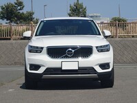 ボルボ XC40 B4 モメンタム _RHD(AT_2.0)