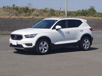 ボルボ XC40 B4 モメンタム _RHD(AT_2.0)