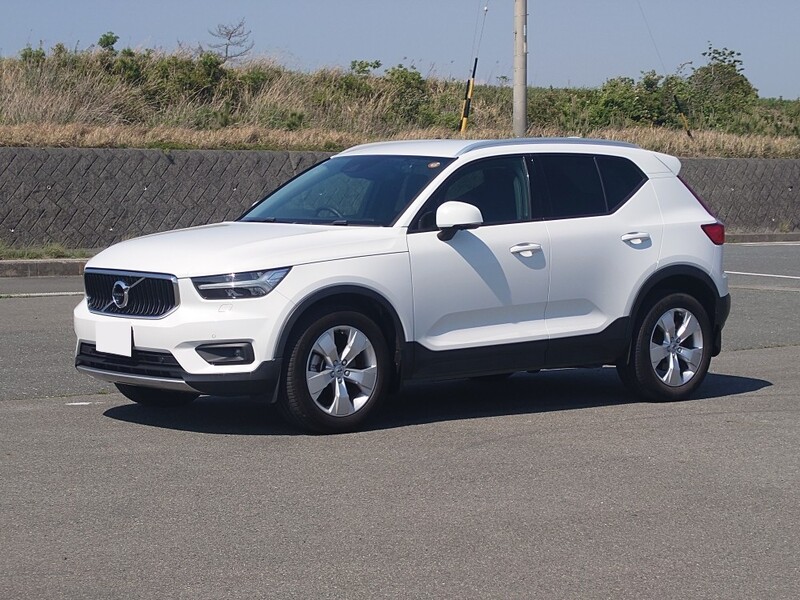 ボルボ XC40 B4 モメンタム _RHD(AT_2.0)