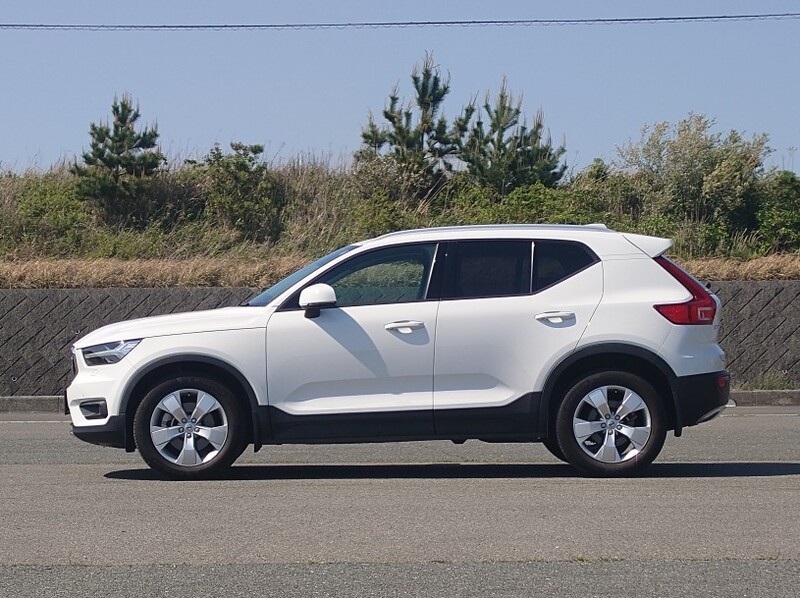 ボルボ XC40 B4 モメンタム _RHD(AT_2.0)