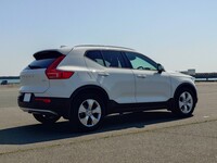 ボルボ XC40 B4 モメンタム _RHD(AT_2.0)