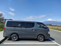 日産 キャラバン バン グランドプレミアムGX ロングボディ 低床_5人乗り_5ドア(AT_2.0_ガソリン)