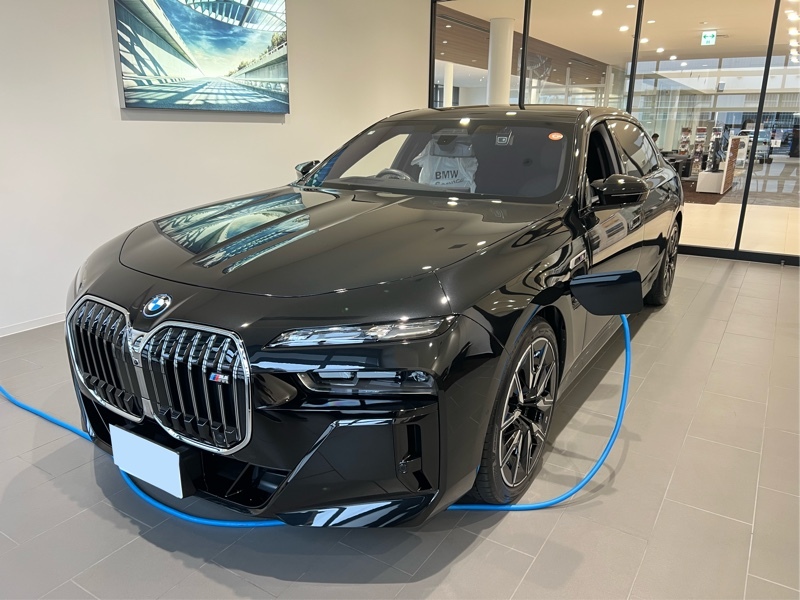 BMW i7 M70 xドライブ_RHD_4WD