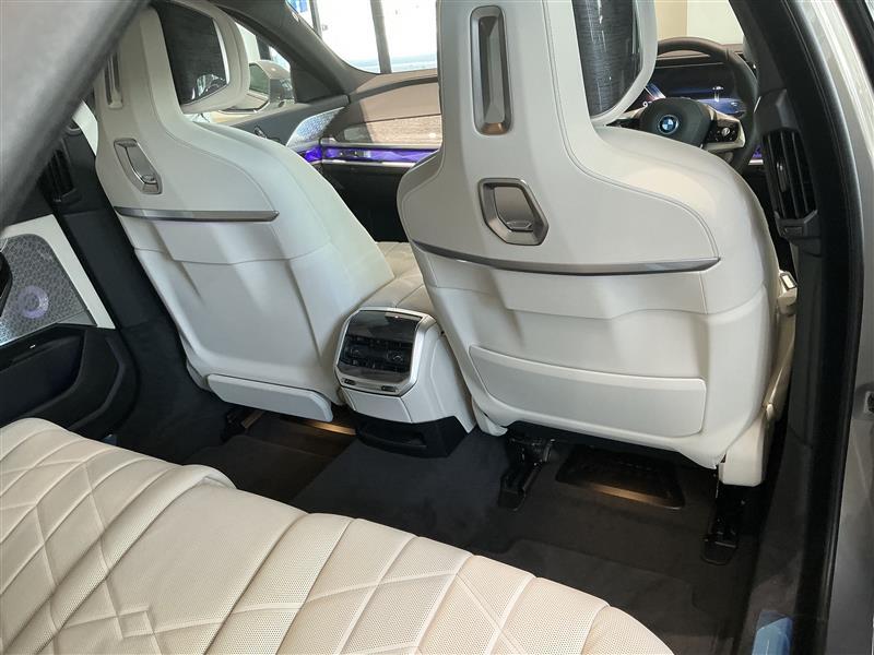BMW i7 xドライブ60 エクセレンス_RHD_4WD
