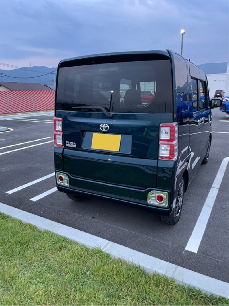 トヨタ ピクシスメガ Gターボ“SA III”_4WD(CVT_0.66)