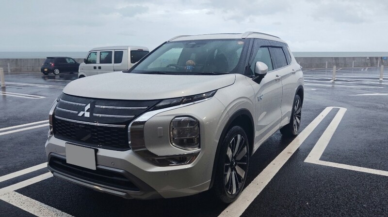 三菱 アウトランダーPHEV P エグゼクティブパッケージ_7人乗り_4WD(2.4)
