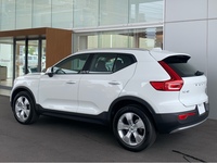 ボルボ XC40 B4 モメンタム _RHD(AT_2.0)