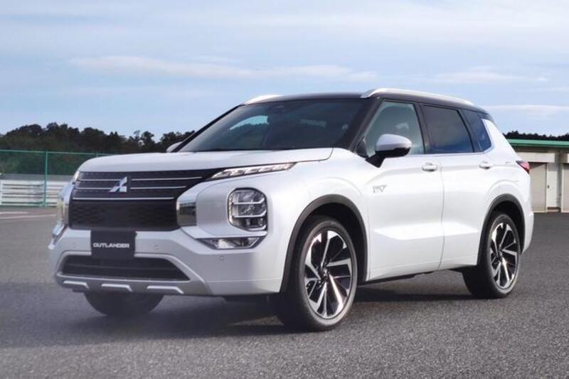 三菱 アウトランダーPHEV G_5人乗り_4WD(2.4)