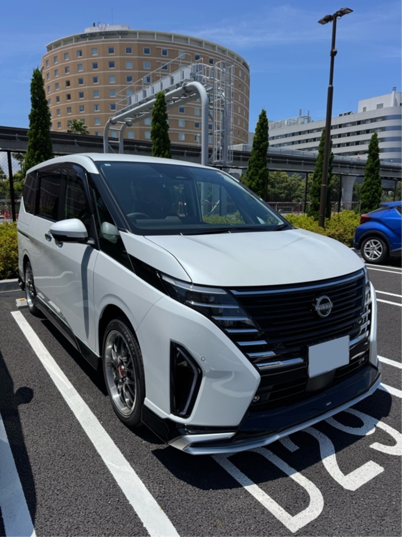 日産 セレナ e-4ORCE ハイウェイスター V_4WD(1.4)