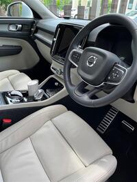 ボルボ XC40 B4 AWD インスクリプション_RHD_AWD(DCT_2.0)