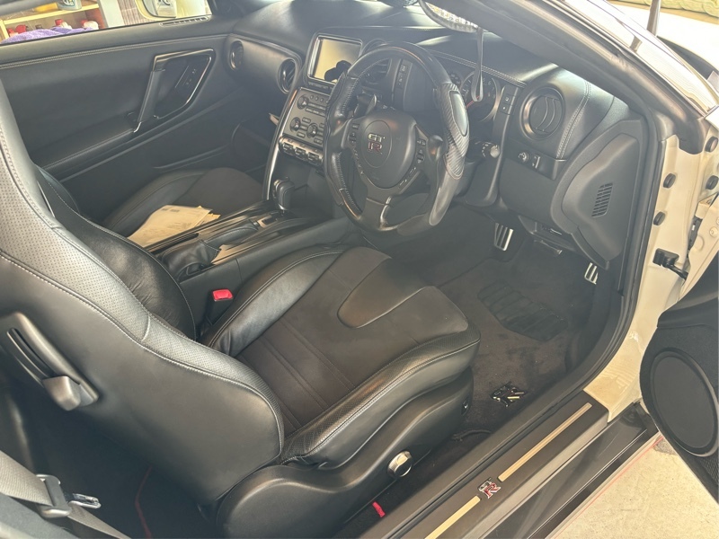 日産 NISSAN GT-R ピュアエディション_4WD(DCT_3.8)