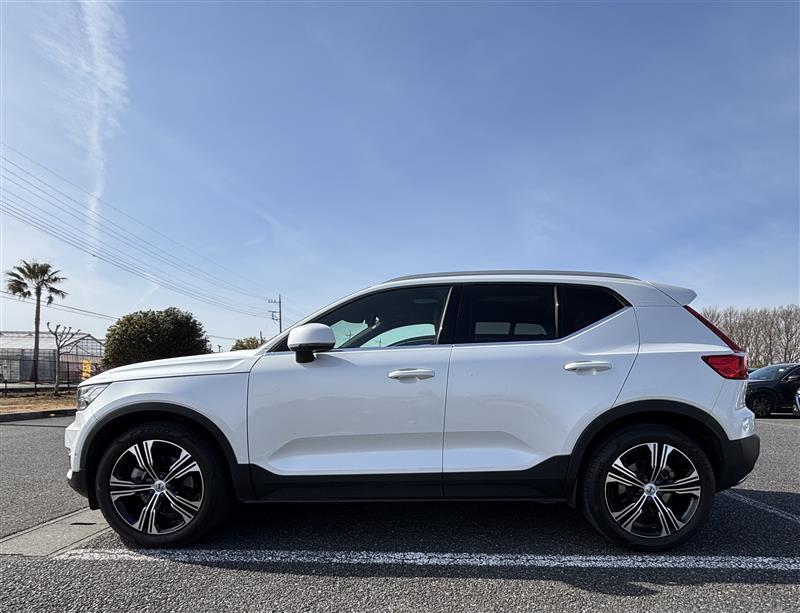 ボルボ XC40 T4 AWD インスクリプション_RHD_AWD(AT_2.0)