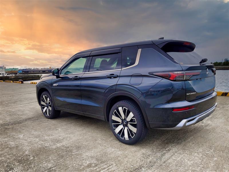 三菱 アウトランダーPHEV P エグゼクティブパッケージ_5人乗り_4WD(2.4)