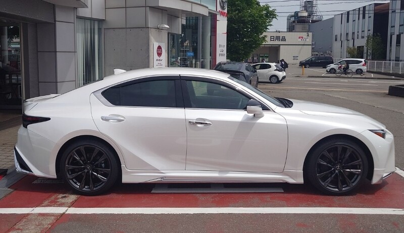 レクサス ISハイブリッド 300h“バージョンL”_AWD(CVT_2.5)
