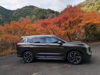 三菱 アウトランダーPHEV P_7人乗り_4WD(2.4)