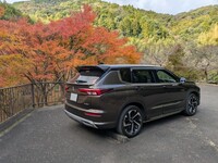 三菱 アウトランダーPHEV P_7人乗り_4WD(2.4)