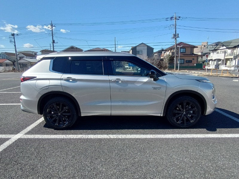 三菱 アウトランダーPHEV P エグゼクティブパッケージ_7人乗り_4WD(2.4)