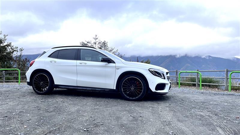 メルセデスAMG GLAクラス メルセデスAMG GLA45 4マチック_RHD_4WD(AT_2.0)