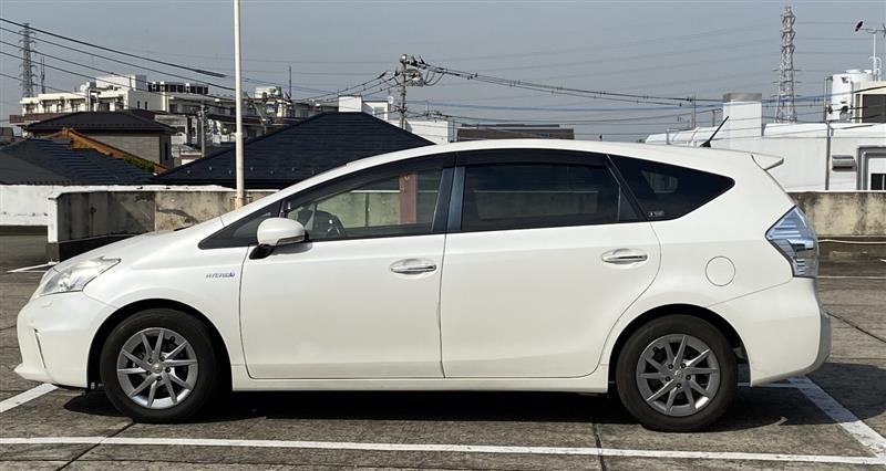 トヨタ プリウスα G“チューンブラック”_5人乗り(CVT_1.8)