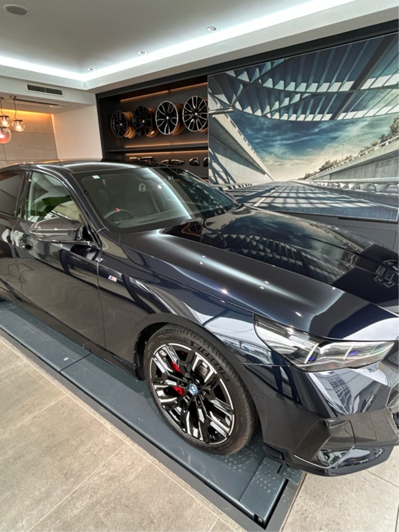 BMW i5 M60 xドライブ_RHD_4WD