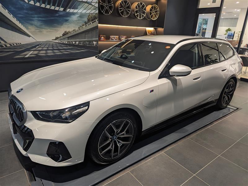 BMW i5 ツーリング eドライブ40 ツーリング Mスポーツ_RHD