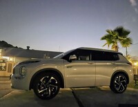 三菱 アウトランダーPHEV P_7人乗り_4WD(2.4)