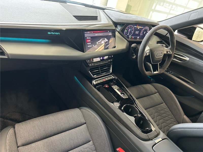 アウディ e-tron GT e-トロン GT クワトロ_RHD_4WD(AT)